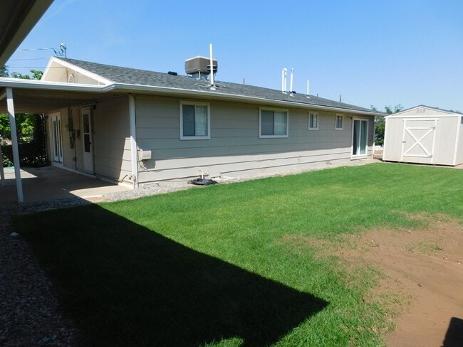 Building Photo - Redlands Home with Great Views