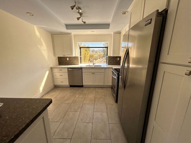Building Photo - Charming End-Unit Townhome in the Heart of Chatsworth