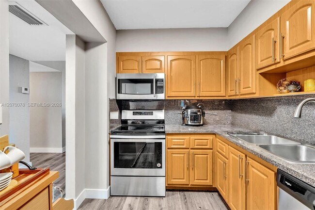 Building Photo - 3375 N Country Club Dr