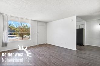 Building Photo - Updated 1Bdm 1Ba Apartment in the Gated De...