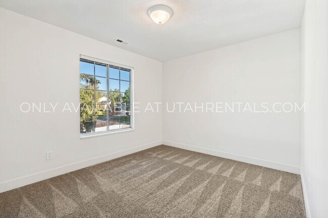 Building Photo - 960 N E Vw Ln