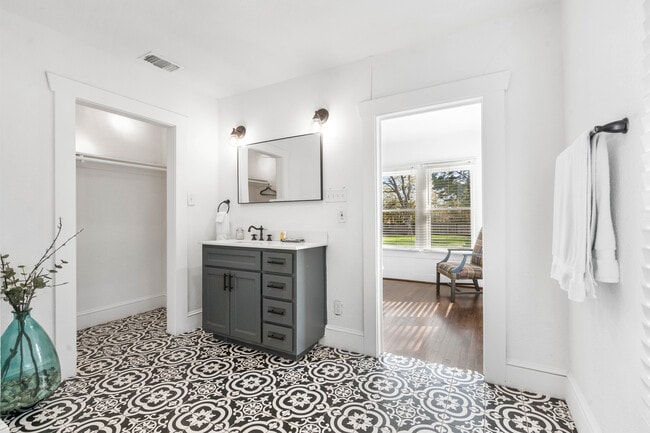 bedroom 1 bathroom - 2511 Lipscomb St