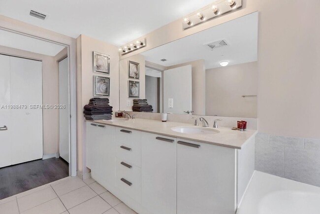 Building Photo - 16699 Collins Ave