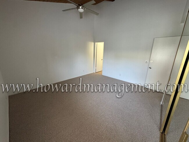 Building Photo - 3 Bedroom 2 Bathroom Condo in the Desirabl...