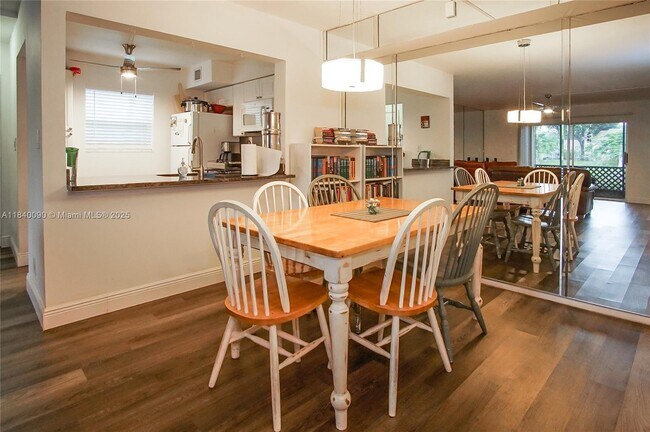 Building Photo - 407 Gardens Dr