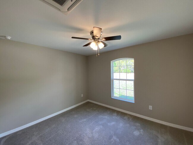 Building Photo - Desirable SE Ocala Neighborhood 3/2/2 *WON'T LAST*