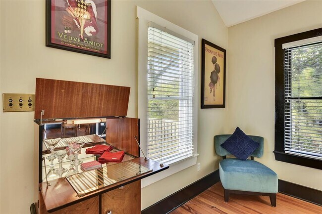 Building Photo - 1317 Kenwood Ave