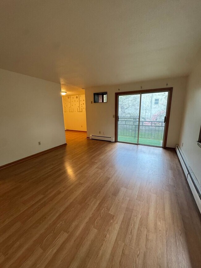 Building Photo - 490 Burritt St