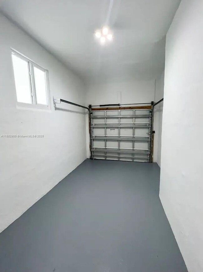 Building Photo - 1022 SW 3rd Ave