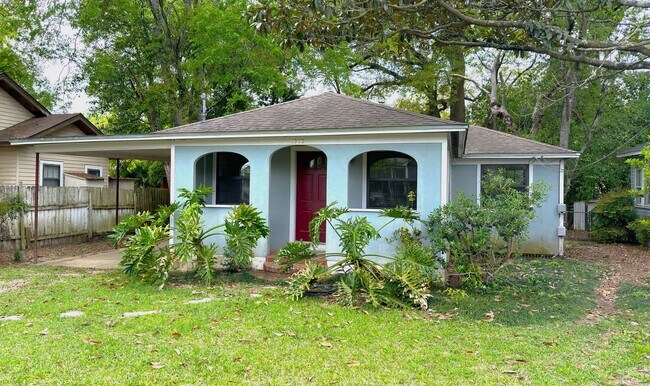 Building Photo - MIDTOWN 3/2 w/ Beautiful Wood Floors, Newer Paint, Inside Utility Area, & More! $1695/month Avail...