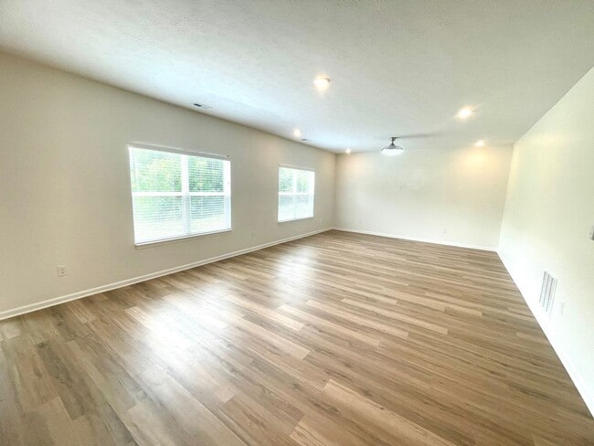 Building Photo - Newer Construction Home!