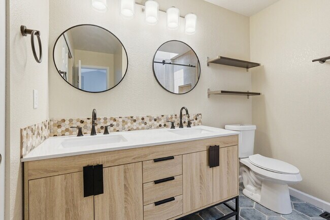 Building Photo - $2,735.95 - 3 Bed, 2.5 Bath Townhome in Aurora with In Unit Laundry!
