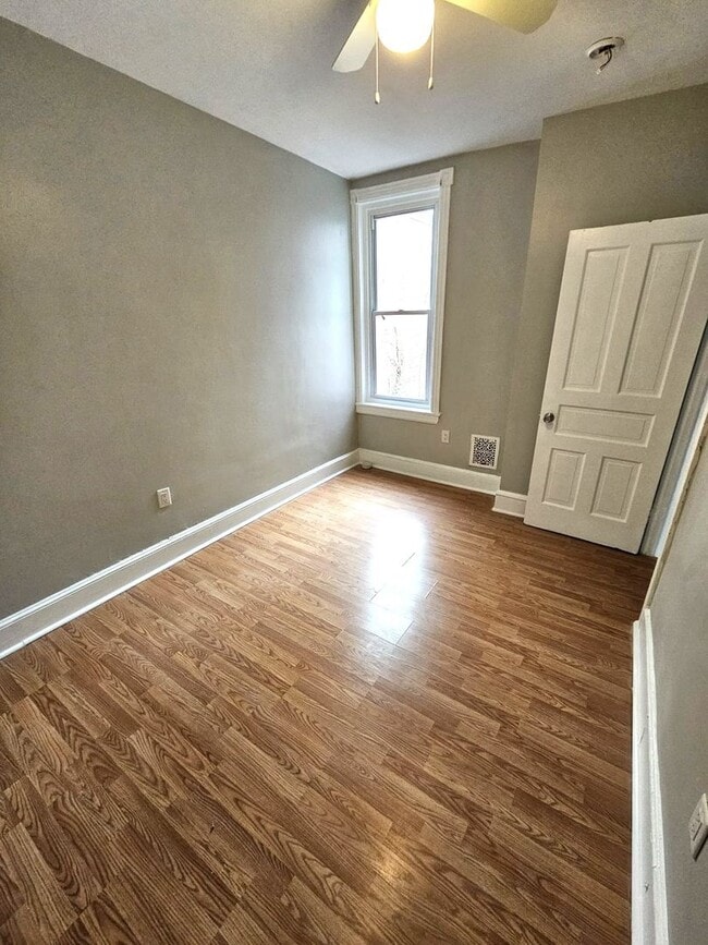 Building Photo - 3 Bedroom 1 bathroom Available
