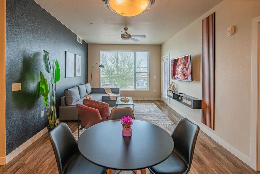 Building Photo - 2044 S Willow Creek Apartment