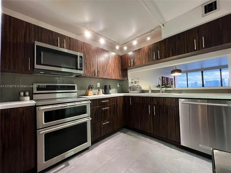 Building Photo - 555 NE 15th St