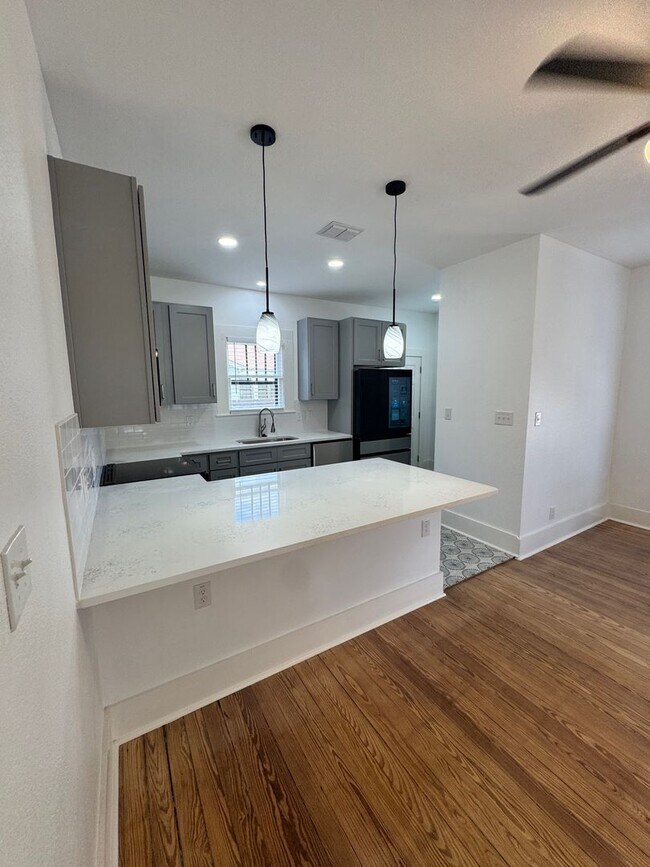 Building Photo - Move-In Ready & Recently Updated 2-Bedroom...