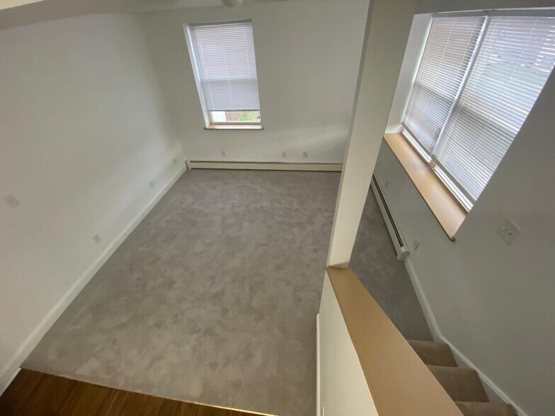 Building Photo - 211 W State St