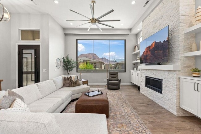 Building Photo - Beautiful 4 Bedroom Home!