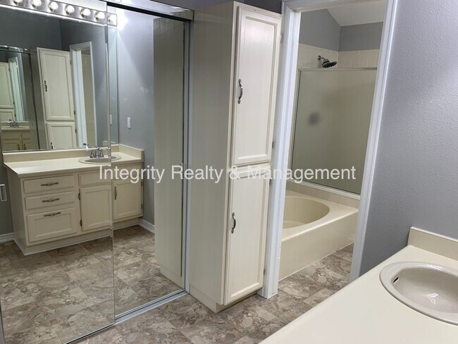 Building Photo - 7565 S Cove Cir