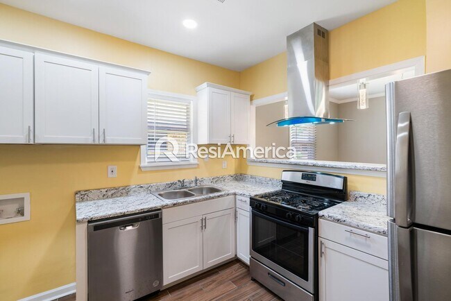 Building Photo - Beautiful Midtown Bungalow- Fully Updated!