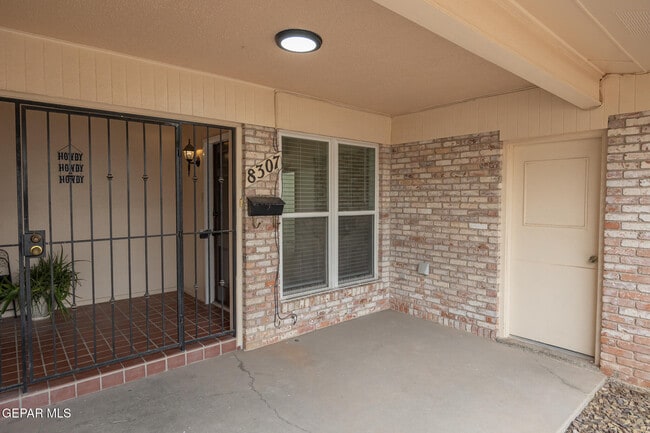 Building Photo - 8307 Mettler Dr