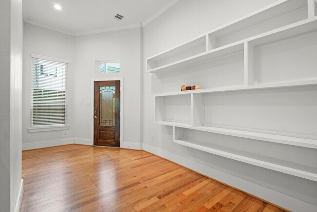 Building Photo - 206 Burr St