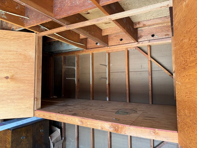 Building Photo - LARGE UPDATED TWO BEDROOM / TWO BATHROOM G...