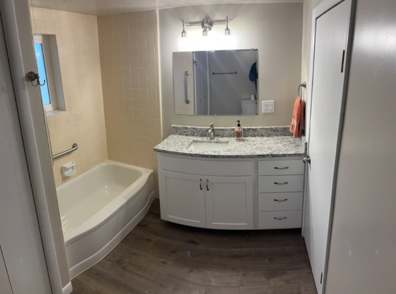 Building Photo - 390 Center St