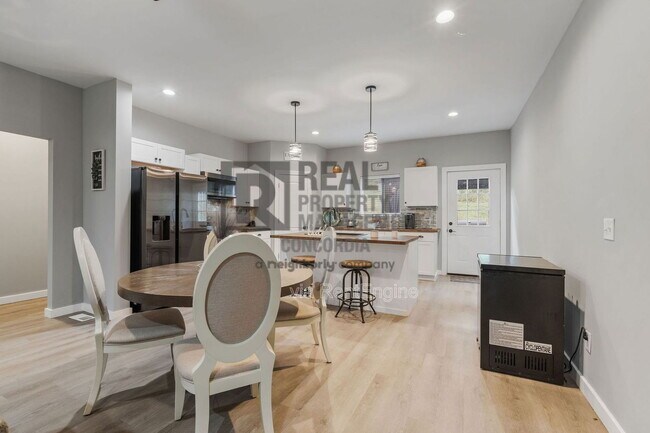 Building Photo - 286 Emily Ln