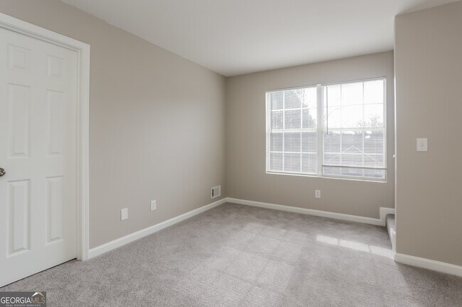 Building Photo - 1234 Justin Ln