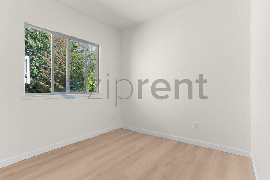 Building Photo - Unit A