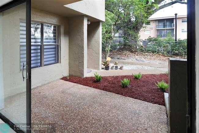 Building Photo - 2590 Coral Springs Dr