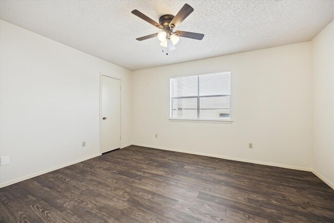 Building Photo - 704 Rollingway Dr