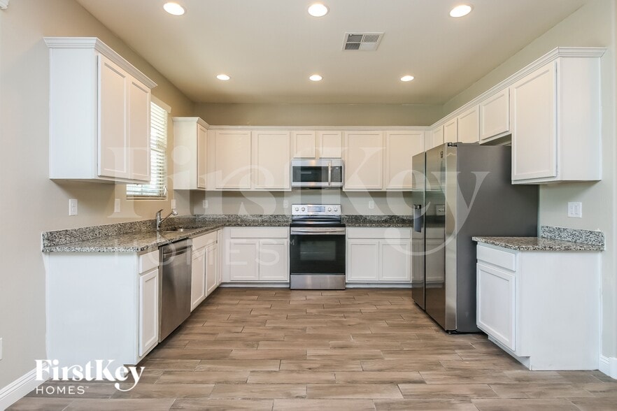 Building Photo - 305 N Sunrise