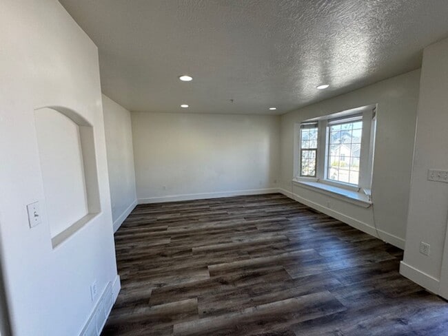 Building Photo - 233 Cres View Ln