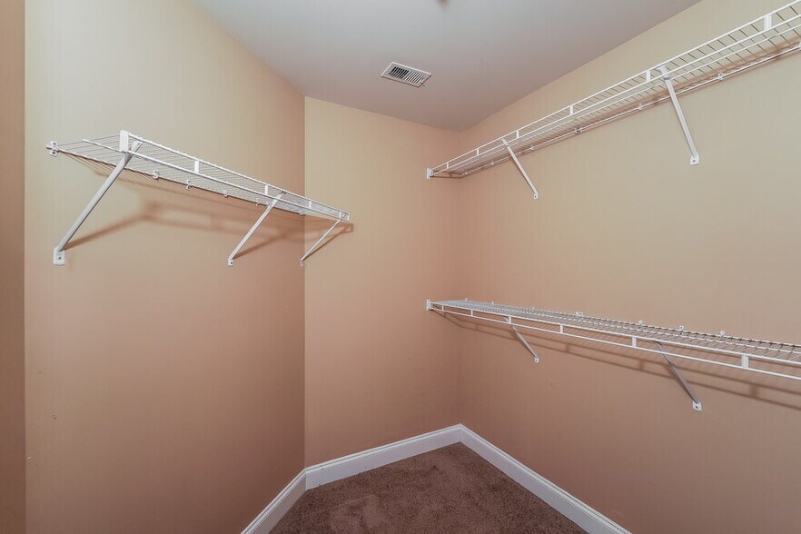 Building Photo - 4056 Cambridge Dr