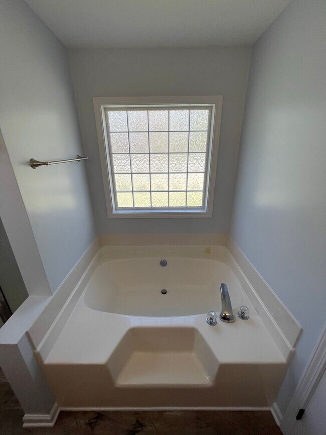 Building Photo - Immaculate and Move In Ready on Newport!