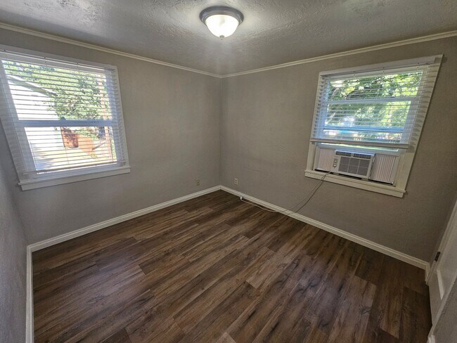 Building Photo - 2 Bedroom 1 Bath Upstairs Apartment in Chico!