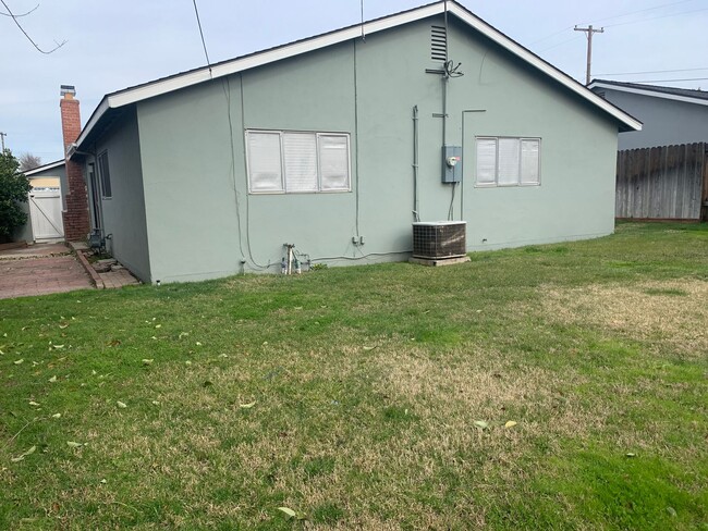 Building Photo - Newly renovated 3 bedroom 2 bath home in C...