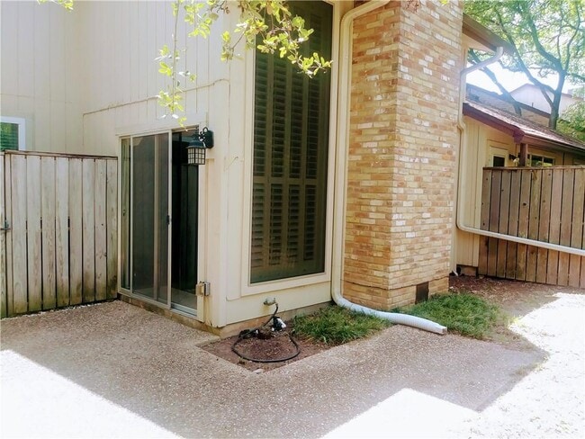 Building Photo - 8226 Summer Side Dr
