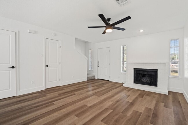 Building Photo - River Crossing Townhome - 2Bd-2.5BA - Redone to the Nines -  W/D - Resort Pool