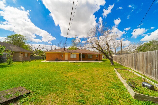 Building Photo - 7015 Kopman Dr