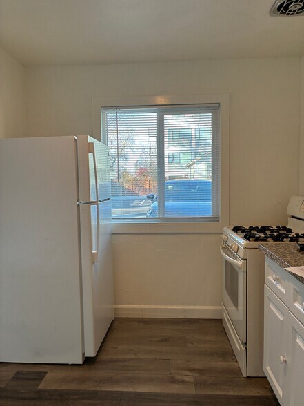 Building Photo - 416 3rd St