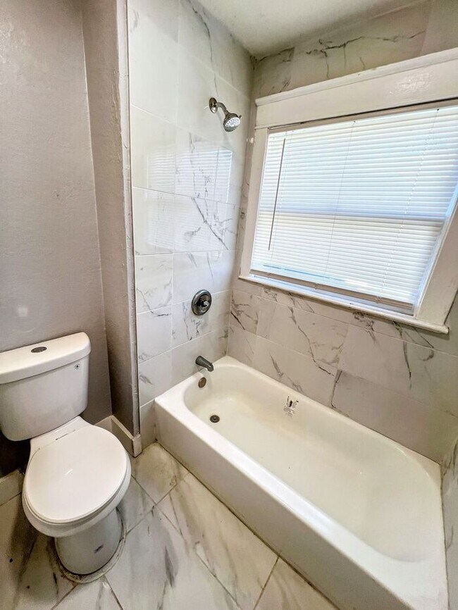 Building Photo - Spacious & Charming 5-Bedroom Home with Mo...