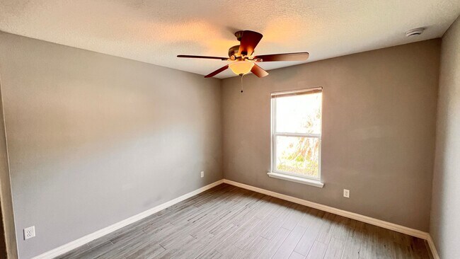 Building Photo - BEAUTIFUL 3/2 w/ office HOME in Deltona!