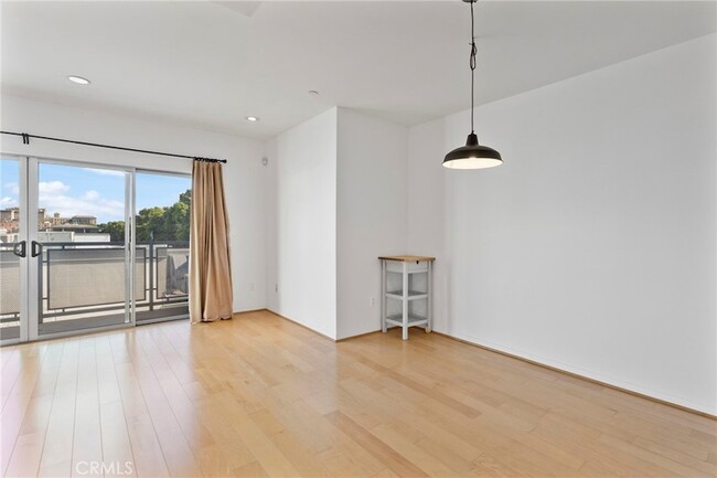 Building Photo - 159 W Green St