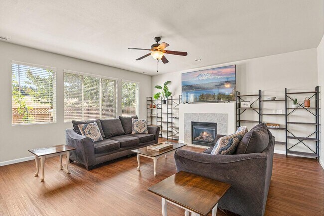 Building Photo - Fully Furnished 5-Bedroom Horizon Pointe H...