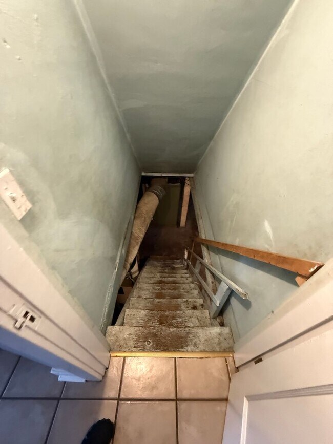 Building Photo - 3 bed/1 bath house