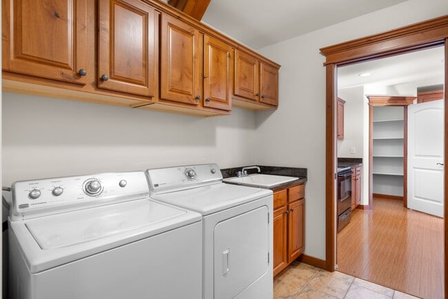 Building Photo - Spacious Single Level home with A/C & 3-ca...