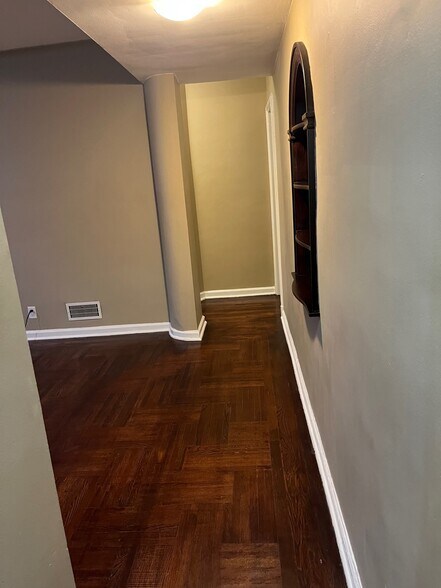 Building Photo - 1270 White Plains Rd